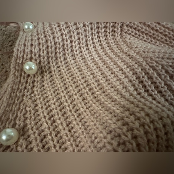 Alison Andrews Women’s Beige Pullover Sweater Twisted Back V-neck Pearls Size M - Picture 6 of 13